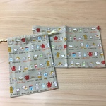 ‼️【給食2点セット】w40×40cm  w40×30cm ランチョンマット w16×22cm 巾着 ベージュ カフェ柄 パン ケーキ コーヒー バーガー🍔小学校 男の子 給食