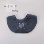 bear appliqué bib