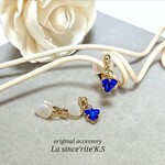 ブルーのSWAROVSKIが小さく揺れるシンプルピアス&イヤリング・両耳