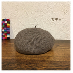深めにかぶるメランジブラウンの大人ベレー