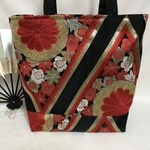 帯バッグ　ファスナー付きトートバッグ　黒地　松皮菱に菊梅楓文