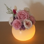 丸いLEDワックスベースが可愛い　灯りをともすプリザーブドフラワーアレンジ　母の日　誕生日プレゼント　間接照明にも！癒しのインテリア　