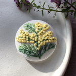 溢れるミモザの刺繍ブローチ　
