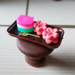 限定 シンプル ひし餅カラーのにゃんこ餅と桃の花のお菓子