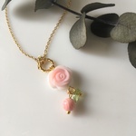 クイーンコンクシェルの薔薇のネックレス