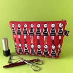 化粧ポーチ プチギフト など ブーツの可愛い女の人柄（赤） USAコットン マチ付きファスナーポーチ