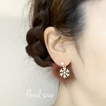 再販×4☆*:・'☆。winter sale ☆。.:* キラキラ雪の結晶がゆれる ミンクファーのキャッチ ピアス ココア