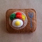 《ご予約品》目玉焼きハンバーグのブローチ（フェルト）