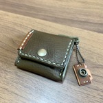 ＊プレゼントにもおすすめ＊革のミニカメラ付きコインケ＊オリーブグリーン×ポイントに茶色＊シンプル＊小銭入れ