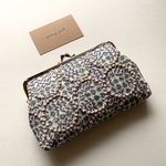 新作♩通帳入れや化粧ポーチにも✨17cm角形マチありがま口  sleeping rose ブルーにピンクのタンバリン