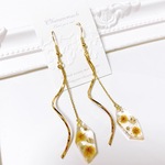 ミモザとかすみ草の揺れるねじれピアス