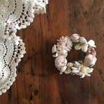  布花コサージュ　淡いピンクのミニ薔薇やデージー、すみれなどのミニリース