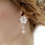 LE33　ウェディングイヤリング　ピアス　花　揺れる　大ぶり  ブライダル イヤリング　結婚式　前撮り　ピアス　お呼ばれ　食事会