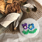 刺繍　ビオラのブローチ(濃い色)