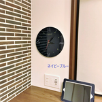 ガラス製時計　ネイビーブルー　落書き 時計　変わった掛け時計　1枚ずつ手作り　壁掛けフック付き　簡単取付　クレヨン付き