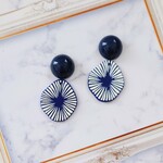 貝のような模様の個性的なピアス