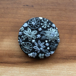 刺繍くるみボタンを（ヘアゴム/ブローチ）