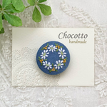 刺繍ブローチ　白い花のリース　ブルー