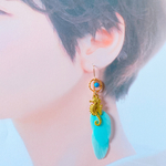 ターコイズ&タツノオトシゴ&羽根のピアス/イヤリング　軽やかなブルーの羽