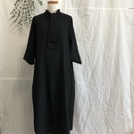 アトリエプラス/セレモニー服/セレモニーワンピース/黒ワンピース/卒業入学式/式服/春服/夏ワンピース/冠婚葬祭/ゆったりサイズ/ゆったりワンピース/タックワンピース/Aラインワンピース/クラシカル