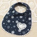 ぽんぽんスタイ　雪の結晶柄　紺色