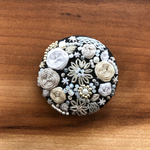 ビーズ刺繍くるみボタン（ヘアゴム/ブローチ）