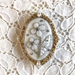額縁　白い花　ビーズ刺繍ブローチ