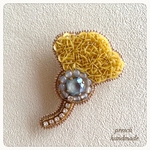 ビーズ刺繍ブローチ　Imaginary flower (yellow x gray)