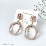 春のボタニカルフラワー&ベージュ変形フープ ピアス/イヤリング