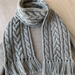 アラン模様の手編みケーブルマフラー  グレージュ メリノウール100%