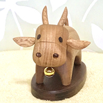 金の鈴をつけた牛