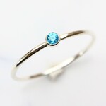 【silver925】 2ｍｍ　ベゼル　スカイブルートパーズ／ひっかかりのない覆輪留め　つけっぱなしOK　安心　アレルギー対応　ピンキーリング
