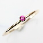 【silver925】 2ｍｍ　ベゼル　ルビー／ひっかかりのない覆輪留め　つけっぱなしOK　安心　アレルギー対応　ピンキーリング