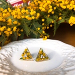 ミモザの押し花の三角ピアス