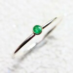【silver925】 2ｍｍ　ベゼル　エメラルド／ひっかかりのない覆輪留め　つけっぱなしOK　安心　アレルギー対応　ピンキーリング