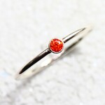 【silver925】 2ｍｍ　ベゼル　オレンジサファイア／ひっかかりのない覆輪留め　つけっぱなしOK　安心　アレルギー対応　ピンキーリング