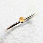 【silver925】 2ｍｍ　ベゼル　シトリン／ひっかかりのない覆輪留め　つけっぱなしOK　安心　アレルギー対応　ピンキーリング