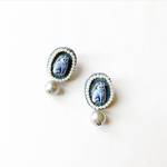 猫とパールの刺繍ピアス　金属アレルギー対応金具　サージカルステンレス　コットンパール　ビーズ刺繍　オールシーズン