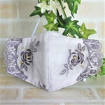 シックなグレーの薔薇の刺繍に、ラインストーンをつけたチュールレースのマスク