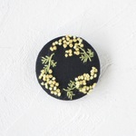 ミモザリース　手刺繍ブローチ　ブラック【2way　ブローチにもヘアゴムにもなる】