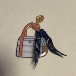 イラストみたいなバッグっぽいバッグブローチ