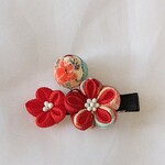 お花の髪飾り赤(ベビーちゃん*七五三*お食い初め*初節句*百日*つまみ細工*ちりめん*着物*浴衣*七五三*)
