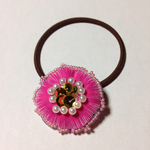 ビーズ刺繍のヘアゴム（ピンク）