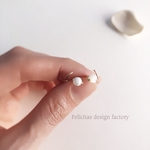 14kgf ：天然石のまきつくピアス：マザーオブパール