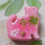 ◇518『chibi1888様　ご売約品』桜色　🌸子猫とお花のブローチ🐱
