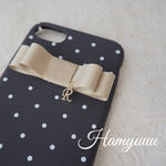 〈ブラック〉ドット柄 ベージュリボン イニシャル付  iPhone 12miniケース