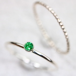【ベゼル】【２本セット】 2ｍｍ石　グリーンガーネット＆つぶつぶプレーン＊1.0ｍｍ　～silver925～／ひっかかりにくい　つけっぱなしOK　アレルギー対応　結婚式やパーティーのお呼ばれにも
