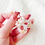 揺れる White flower×pearl フープピアス サージカルステンレス