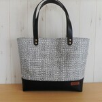 abcdaaa様専用　リバティ　ラミネート　スリーピングローズブラック×ブルー＆合皮のマチ広トートバッグ　