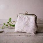 スモーキーピンクのばら刺繍がま口ポーチ